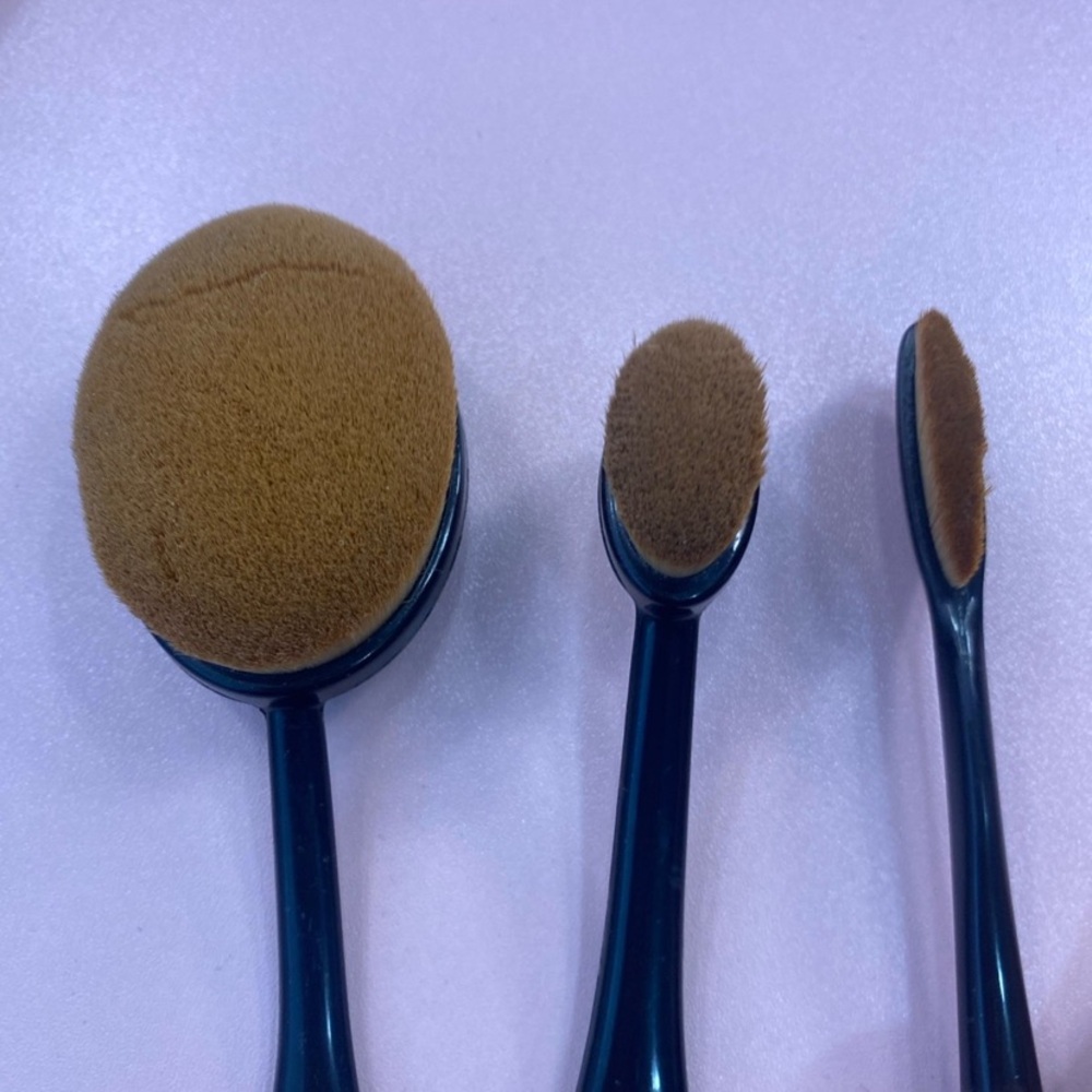 Used Oval Blending Makeup Brush Set of 3 in Brown and Black